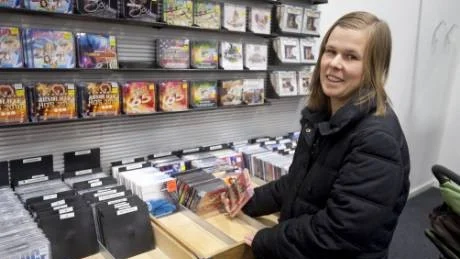 Lotta Annell letade efter en skiva till sin syster. "Tyvärr tror jag inte att de renodlade skivaffärer kommer finnas kvar i framtiden. CD-skivor kommer bara att kunna köpas på stormarknader", säger hon.