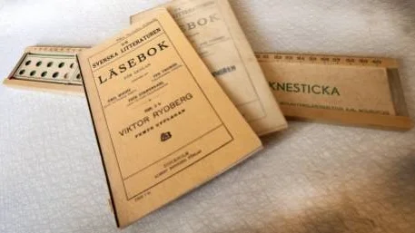 Gamla läseböcker och räknestickor kan ses i Kimstads nya skolmuseum.