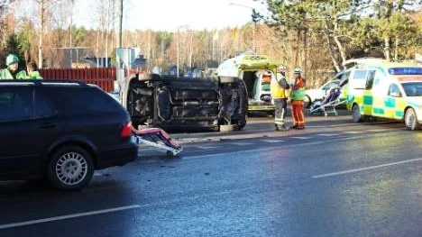 En av bilarna välte vid kollisionen i korsningen Sjöviksvägen ovh Munkvägen.