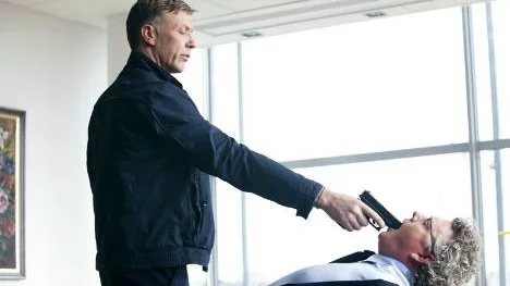 Mikael Persbrandt som Hamilton.