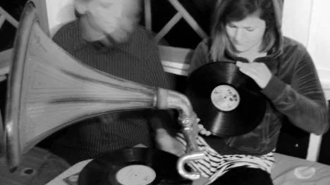 Simon Selsfors, trummis i Pegasus och singer/songwritern Cara Braunstahl bildade duon Simon & Cara för ett år sedan. Nu är de aktuella med sin första, egenproducerade, EP.