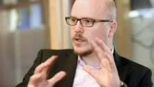Folkpartiets oppositionsråd Mathias Sundin tycker att de höjda parkeringsavgifterna borde ha föregåtts av en bättre dialog med näringsidkarna.Foto: Janne Forsby