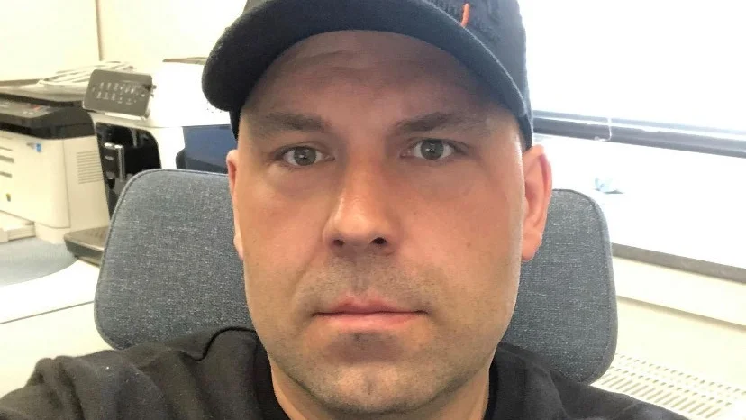 Jonas Stålnacke (S) i kultur- och utbildningsnämnden tycker att man borde ha lyssnat in dem som jobbar "på golvet" bättre i skolfrågan.