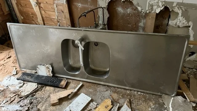 Till salu: rostfria diskbänkar från Taxihuset.