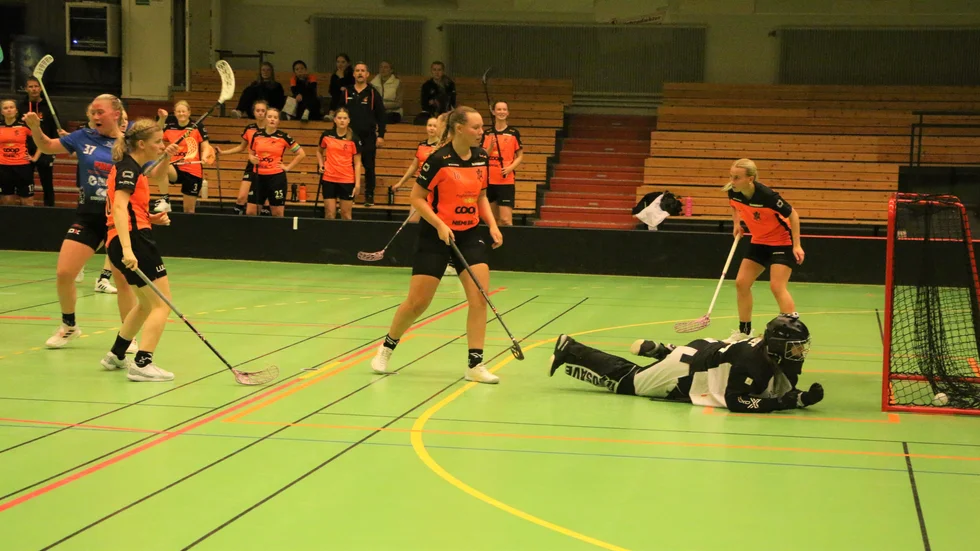 Här gör Sanna Wallon målet som betydde 2-2 och en poäng till Öjebyns IBF.