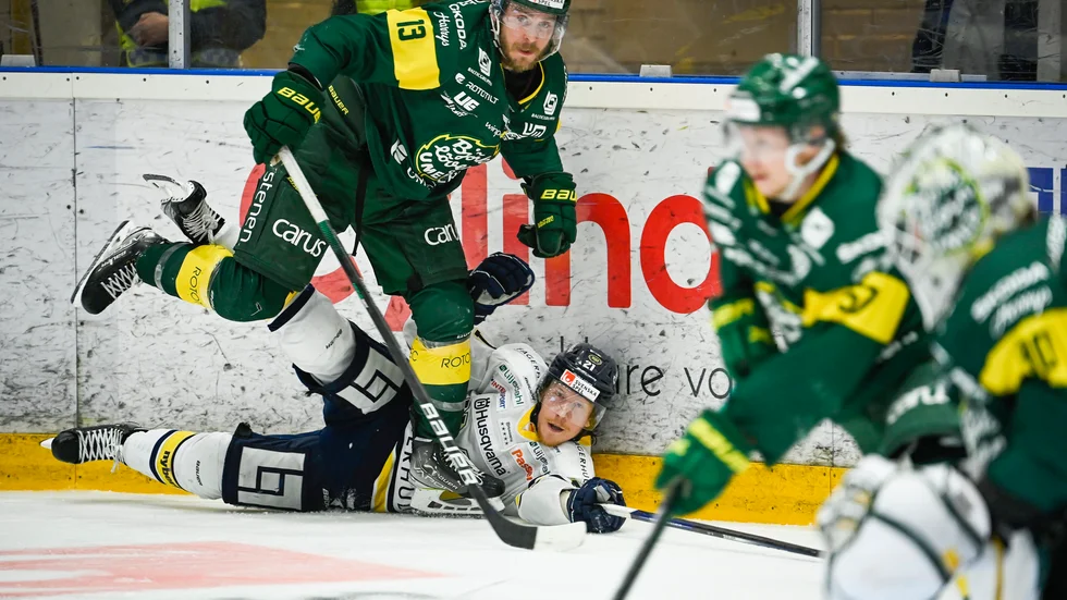 Ska Björklöven och lagkaptenen Fredric Andersson (13) äntligen lyckas fälla sina konkurrenter och ta steget upp i SHL? I så fall måste bland annat ett hårdsatsande Djurgården vältas över ända. Arkivbild.