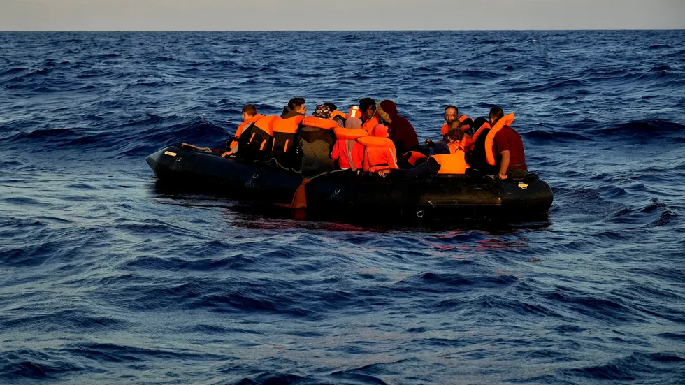 På bilden syns en gummibåt med migranter under en räddningsoperation tidigare i september. Arkivbild.