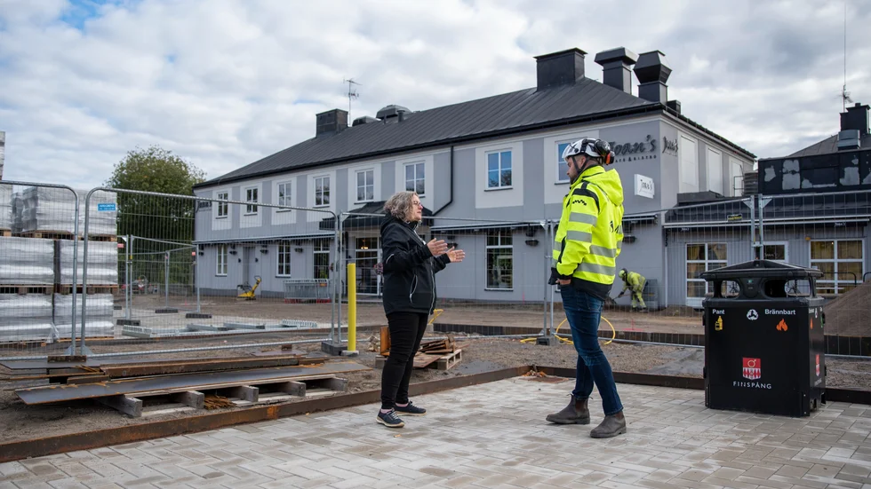 Projektledaren Helena Wastesson från Finspångs kommun och Eric Andersson från entreprenören SMA diskuterar arbetet på Bergslagstorget. 
