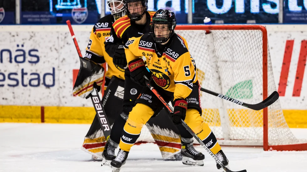 Johanna Fällman täckte ett skott i fredagens match mot HV71. Nu har det konstaterats att hon drabbades av en fraktur i och med detta.
