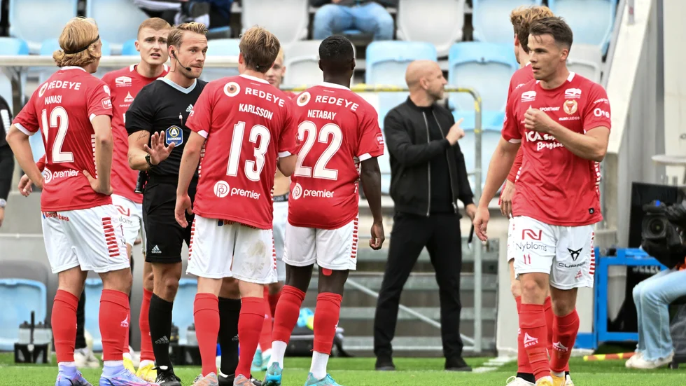 Kalmarspelarna var upprörda på huvuddomare Kristoffer Karlsson efter att inte ha fått ett mål godkänt.