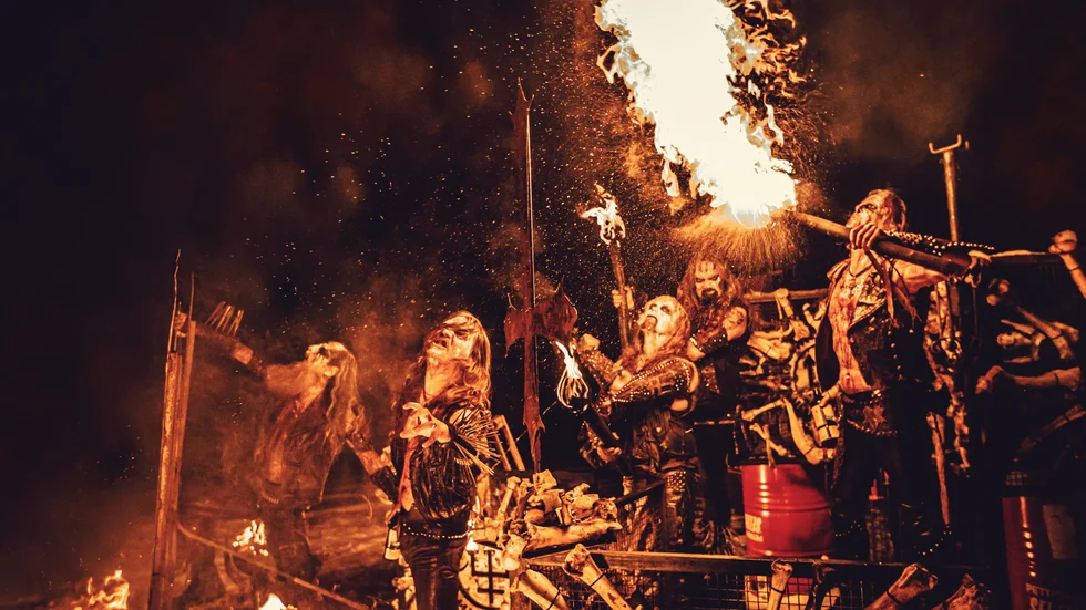 Eld, rök, djurkadaver och animaliskt blod hör till Watains scenshow.   