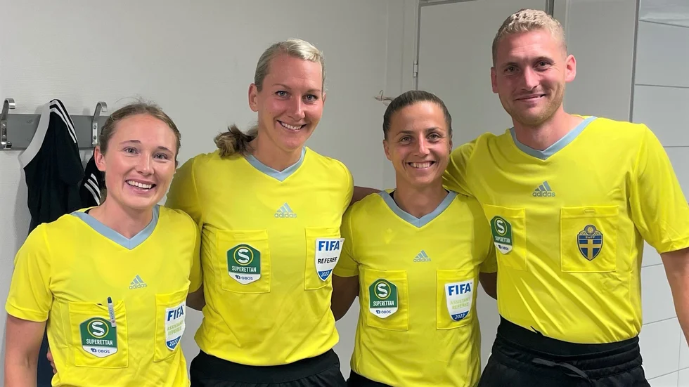 Historiskt domarteam. Ida Kellström (t. v.), tillsammans med Tess Olofsson, Almira Spahić och fjärdedomaren Rasmus Eriksson efter matchen Trelleborg-Örgryte.