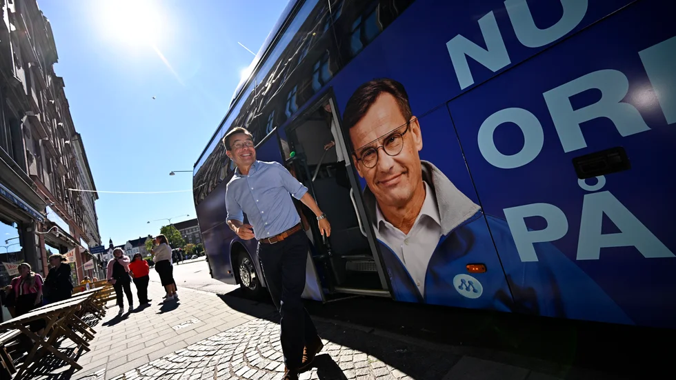 Ulf Kristersson liknas vid Sveriges nya lokförare. Vid det här tillfället kom han dock med buss.