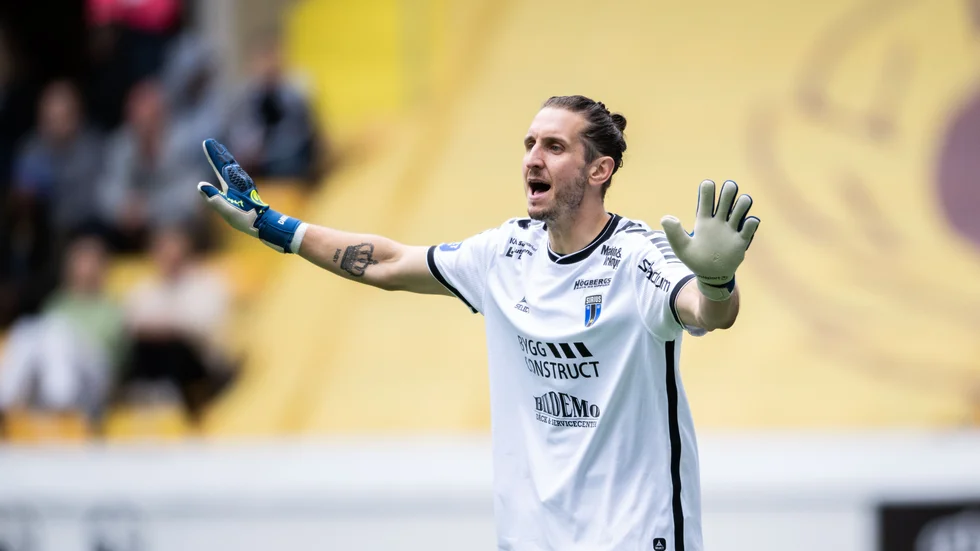 Sirius målvakt David Mitov Nilsson fick för andra matchen i rad släppa tre bollar bakom sig. 