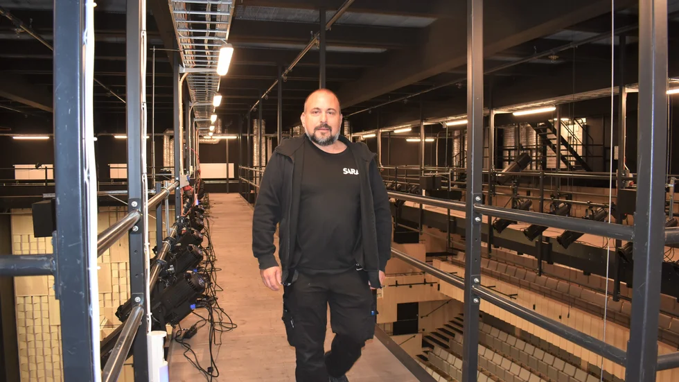 Det gäller att inte vara höjdrädd om man ska jobba som ljus- och ljudtekniker på Sara kulturhus. Teknikerbryggan ovanför scen 1 kan lätt ge en svindel. 