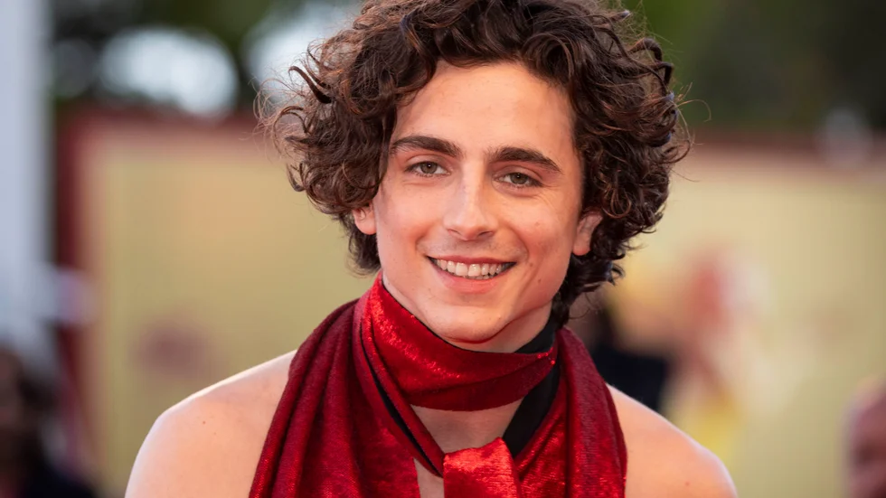 Timothée Chalamet poserar för fotograferna under filmfestivalen i Venedig. Nu frontar han också brittiska Vogues oktobernummer.