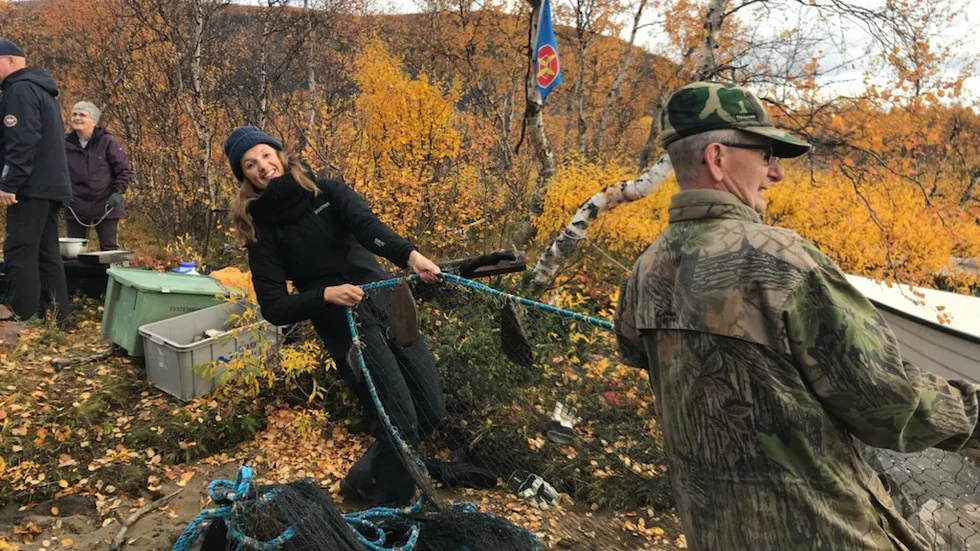 Här provar utredningssekreteraren Magdalena Pucher på att dra not i Paittasjärvi tillsammans med Sören Fjellborg.