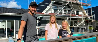 Familjen rustar villan när elpriserna skenar • Tipsen: Så kan du också spara el