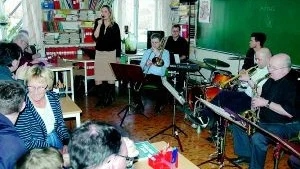 Klassrummet i Ljusfalls skola var välfyllt i lördags när Östgötabandet och Maria Olofsson höll i Musiktipset för 14:e året i rad. 
Foto: Gunnar Johansson