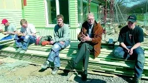 Johan Rosengren, Göran Landstedt och Nicklas Melin samsades på brädhögen med arbetslivsminister Hans Karlsson.