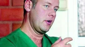 Ortopedläkaren Roger Skogman får läkarstudenternas årliga pris "Kandidat Kork" bland annat för utmärkt handledning men också för att han sätter patienten främst oavsett yttre omständigheter.			                 Foto: Janne Forsby