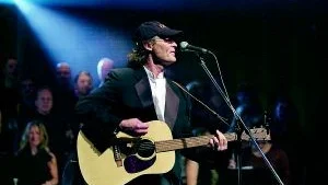 Olle Nilsson hade kopplat om från Beatles till Elton John vid gårdagens konsert i Hörsalen. Här ses han framför Bel Cantokören.
Foto: Janne Forsby (011-200 464)
janne.forsby@folkbladet.se