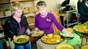 Lotta Wehlin, till höger, var en av arrangörerna till lördagens varumässa i Åby, som man döpt till Höstkalas. Här visar hon keramikfat för besökande Jeanette Israelsson från Kimstad.
Foto: Niclas Sandberg (011-200 464)
niclas. sandberg@folkbladet.se