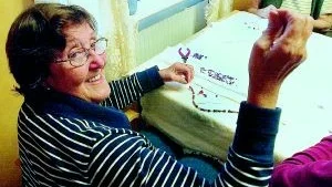 Inga-Britt Andersson var en av deltagarna på träffpunktens halsbandstillverkning.
Foto: Titti Olovsson (0122-131 75)
titti.olovsson@folkbladet.se