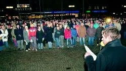 "Efter chocken jag fick när Högsta domstolen beslutade att inte ta upp fallet med barnvåldtäkten, känner jag en underbar glädje att se alla som kommit till den här manifestationen och visar sitt engagemang", sa Gösta Blohm som här ses framför alla deltagare på Stora torget i Motala igårkväll.
FOTO: JANNE FORSBY