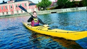 Kajaker kunde ses på Strömmen runt Strömsholmen i lördags och de ingick i den multisporttävlingen som anordnades på prov. Här ses Jonas Pettersson sedan han just gått i mål.