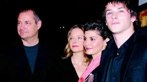 Filmen "En långvarig förlovning" inleder hösten program på KB Filmstudio. Här regissören Jean-Pierre Jeunet med skådespelarna Jodie Foster, Audrey Tautou och Gaspard Ullie på premiären förra året. 
Foto: Scanpix