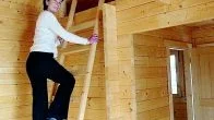 Mycket plats på 24 kvadratmeter. Eva Clough visar företagets populära knuttimrade stuga Ängsö med sovloft.
Foto: Janne Forsby (011-200 464)
janne.forsby@folkbladet.se