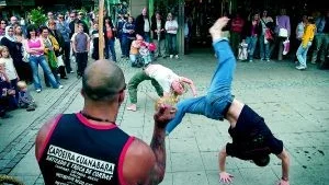 Smidigt och lekfullt rör sig kropparna över gatstenen när Capoeira Guanabara visar upp sig.
Foto: Anita Kjellberg (011-200 462)
anita.kjellberg@folkbladet.se