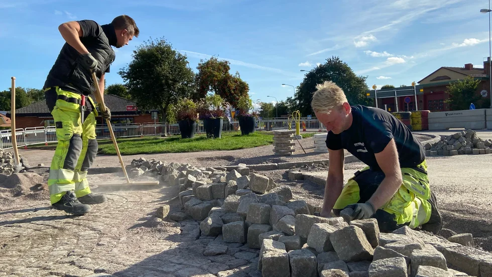 Fredrik Danell och Emil Andersson sätter sten i korsningen där en rondell byggs.