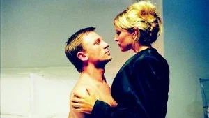 När du ser "Layer cake" förstår du snabbt att Sienna Millers karaktär blir jobbigt kär i Daniel Craigs. Vad du aldrig, aldrig förstår är varför.
Foto: Sony