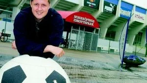 Dennis Platin har lämnat åren i IFK Norrköping och IF Sylvia bakom sig. Nu är det Dagsberg i division 4 som gäller. Ikväll kommer IFK på besök till Dackavallen i Östgötacupen. Kanske kan han och tvillingbrorsan Tony (Eriksson) återuppliva det berömda "mittlåset" från åren i Sylvia. "Jag tror att vi har en chans att skrälla", säger Dennis. 
Foto: Peter Ericsson
