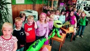 En ovanlig utställning kan just nu beskådas på Enebybiblioteket, där klass 1-2 MO ställer ut sina dinosauriefigurer i papier-maché och det är första gången man har en liknande utställning på Enebybiblioteket.
Foto: Andreas Skogh