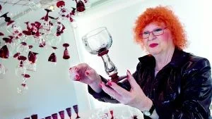 Det var Margareta Hennix idé att alla skulle göra varsitt nytt vinglas till utställningen. Hon har betonat blåsan i glaset,  i skaftet.  - Det här är glas för picknick! säger hon.
Foto: Niclas Sandberg (011-200 464)
niclas. sandberg@folkbladet.se