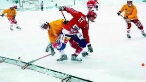 Finspång imponerade inte i söndagens avslutning när man förlorade hemma mot Lidköping med 3-7. Här är det Jesper Halvarsson i Faik som går i duell med en Lidköping-spelare. 			   Foto: Gunnar Johansson