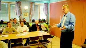 Ståuppkomikern Bengt Funseth uppträdde som sitt alter ego Rune Rörstrand, en utbränd sjukskriven arbetare, vid Metall avdelning 97:s årsmöte i lördags. - Känner arbetsledningen till att det arbetar människor på arbetsplatsen, frågade han publiken.
FOTO: GUNNAR JOHANSSON