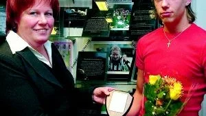 Robin Ahlberg fick ta emot Sylvias pris till förre spelaren Donny Sundells minne. Ordföranden i ungdomssektion Monika Lundström gratulerade. 
FOTO: JANNE FORSBY