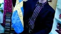 Marcus Bertilsson är verkligen trollkarl. Trasor blir till en hel flagga framför våra misstänksamma ögon. Han sa inte ens filijokus. Nu ska han visa Singapore sin show.
FOTO: ANITA KJELLBERG (011-200 462)
anita.kjellberg@folkbladet.se