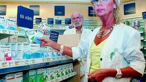 Sortimentet av sluta röka-produkter har utökats kraftigt på Bruksapoteket i Finspång efter rökstoppet. Kunderna vet i regel vad de letar efter så Ingalill Olsson och Jan Jeppsson behöver inte berätta så mycket.
Foto: Titti Olovsson (0122-131 75)
titti.olovsson@folkbladet.se