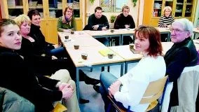 Nätverksgruppen för invandrararbete i Finspång har funnits i tre år. Från höger Lennart Karlsson (Hyresgästföreningen), Jana Vähäkangas (Grosvadsskolan), Amna Mujanovic´(Hårstorpsskolan), Suoda Talic (socialförvaltningen), Ann-Charlotte Gram (socialtjänstens myndighetskontor), Birgit Johansson (Grosvadsskolan), Johan Kind (Migrationsverket), Mirsad Mevdzanic (Migrationsverket) och Anna-Karin Skarp (Bergska skolan). Foto: Titti Olovsson