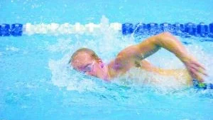 Erik Ivinger på väg mot medalj i JSM i hemmabassäng. NKK inledde SM strålande, efter första dagens simningar har klubben redan två brons.