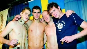 Bronsgänget från Norrköpings KK. Nikola Stojmenovic, Michael Kostesic, Erik Ivinger och Björn Gunnarsson firade i Centralbadet. Foto:Niclas Sandberg