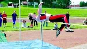 Emelie Aspdahl, Tiwaz, behärskade höjdtekniken på bästa sätt. Hon vann grenen i F 13-klassen och kom tvåa totalt i Grosvadskampen i Finspång.
Foto: Gunnar Johansson