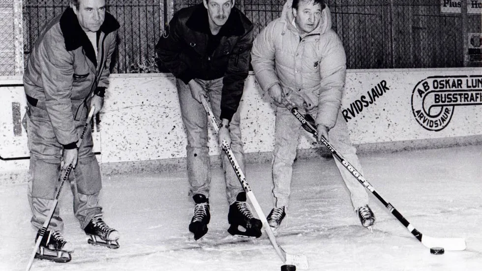 Gamla takter. Tage Wikberg (i mitten)var Glommers förste tv-puckspelare. Här flankerad av Hans Wikberg och Kjell Larsson när Glif-trion år 1989 snörde på sig skridskorna för att visa att de gamla takterna från 60-talet fanns kvar.
