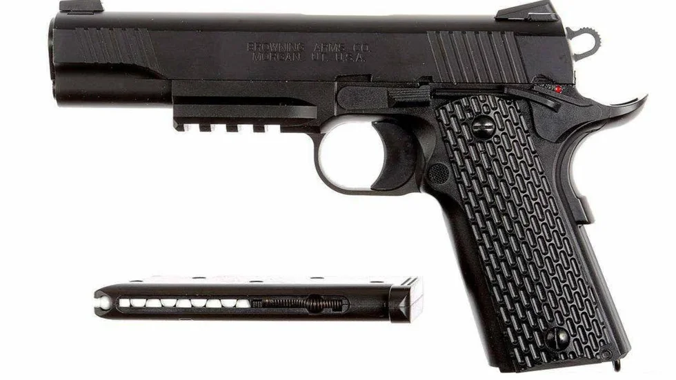 Vapnet. Det var en soft air gun som mannen använde, en exakt kopia av en riktig pistol.