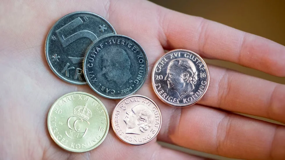 Ogiltiga. Nya och gamla mynt. Snart är det försent att växla in sina gamla mynt på banken.